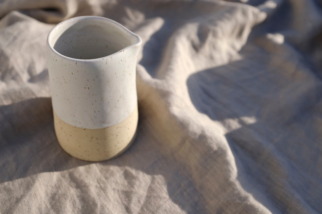 Pichet Rita, carafe à eau ou vase. Bi-colore blanc effet et grès belge moucheté. Dimensions : ∅.8 x h.13,5 cm - 550 ml