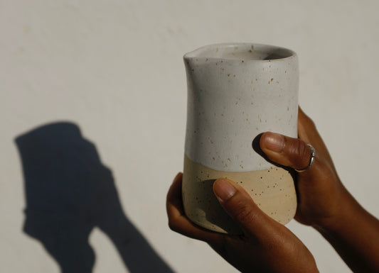 Pichet Rita, carafe à eau ou vase. Bi-colore blanc effet et grès belge moucheté. Dimensions :  ∅.8 x  h.13,5 cm - 550 ml