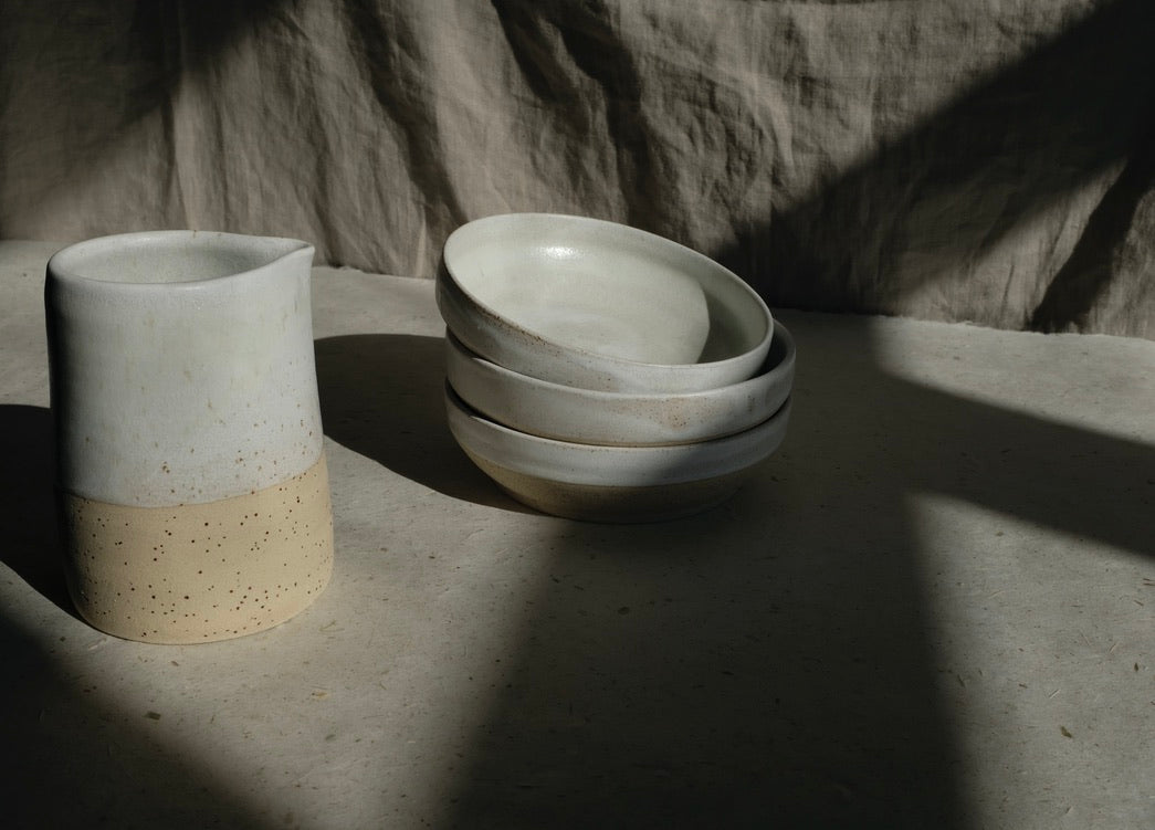 Pichet Rita, carafe à eau ou vase. Bi-colore blanc effet et grès belge moucheté. Dimensions : ∅.8 x h.13,5 cm - 550 ml. Émail satinée comme l'assiette ALPHA. Entretien : compatible pour le lave-vaisselle
