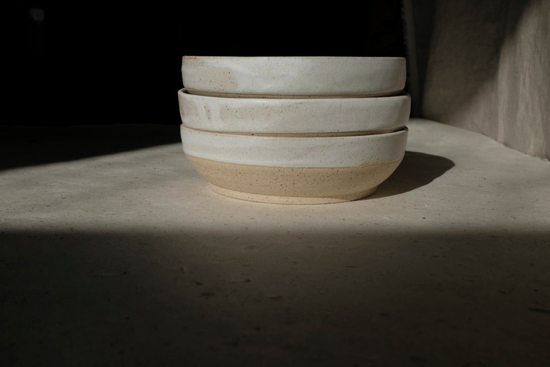 assiette ALPHA, petite assiette bi-colore : émail blanc et grès moucheté. Conçue pour l'usage quotidien ; salades, soupe, entrée, dessert ou tapas, l'assiette ALPHA se veut multiple. Dimensions : ∅. 16 x h. 5 cm