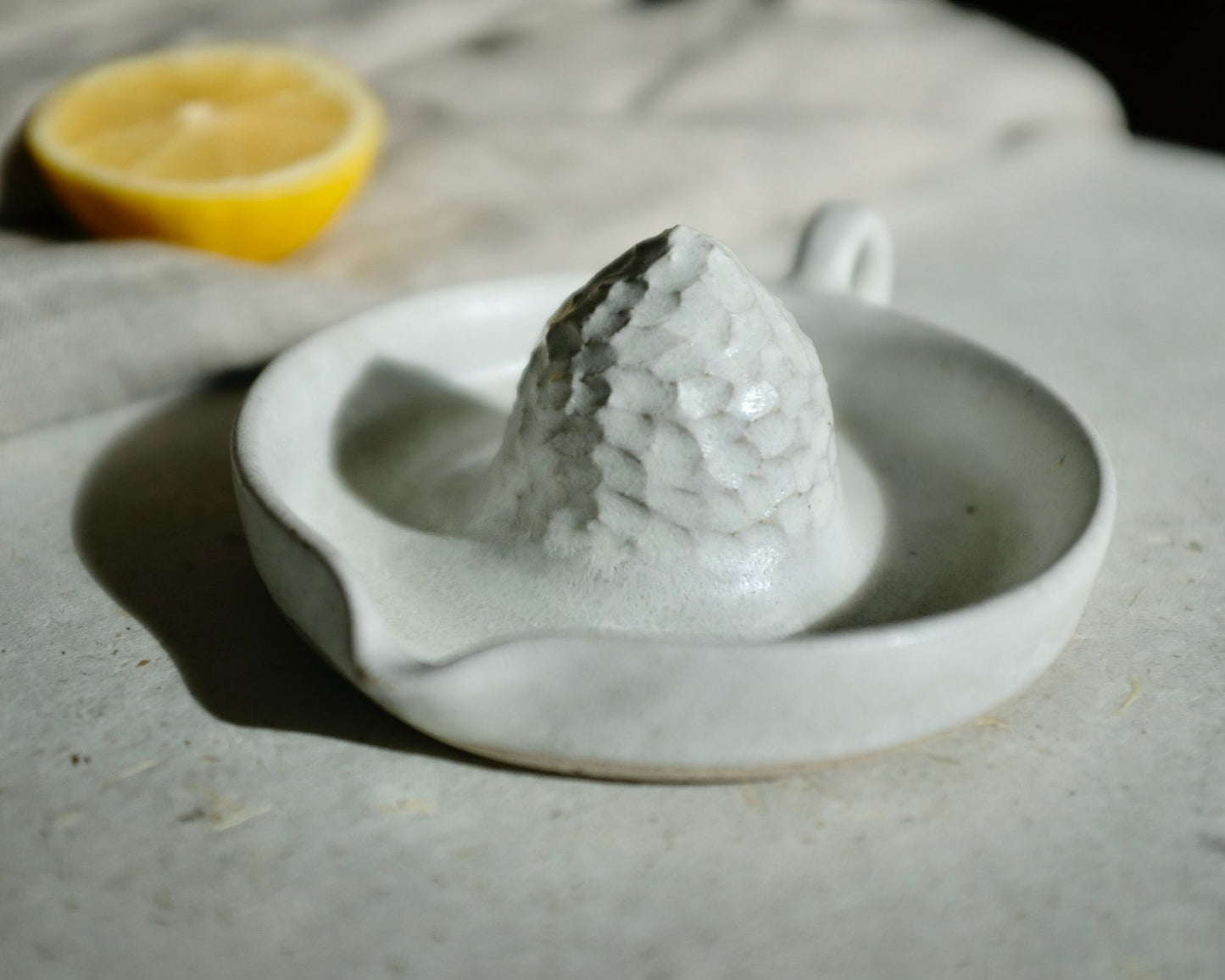 Presse agrumes JUDITH, idéal pour les citronnades ou les jus d'oranges matinaux. Bi-matière : blanc effet et grès Belge moucheté. Entretien : Lave vaisselle. Dimensions : Dimensions : ∅. 12 x h. 4,5 cm