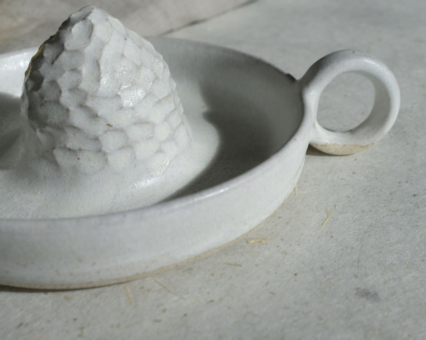 Presse agrumes JUDITH, idéal pour les citronnades ou les jus d'oranges matinaux. Bi-matière : blanc effet et grès Belge moucheté. Entretien : Lave vaisselle. Dimensions : Dimensions : ∅. 12 x h. 4,5 cm