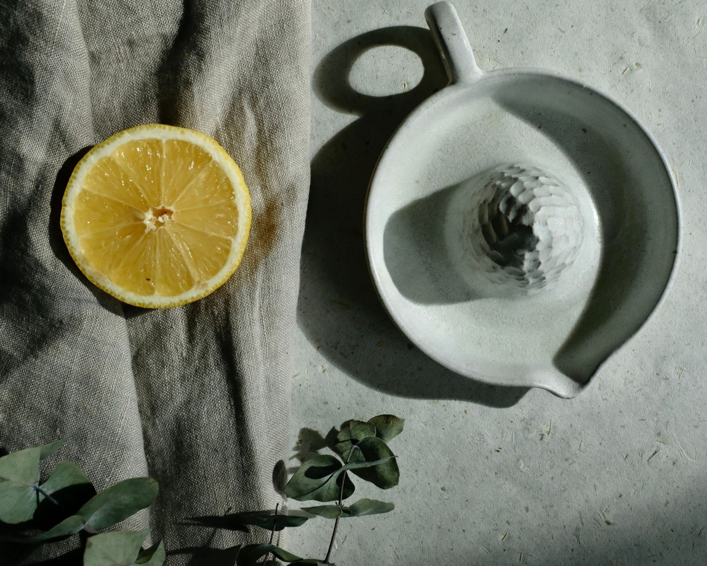 Presse agrumes JUDITH, idéal pour les citronnades ou les jus d'oranges matinaux. Bi-matière : blanc effet et grès Belge moucheté. Entretien : Lave vaisselle. Dimensions : Dimensions : ∅. 12 x h. 4,5 cm