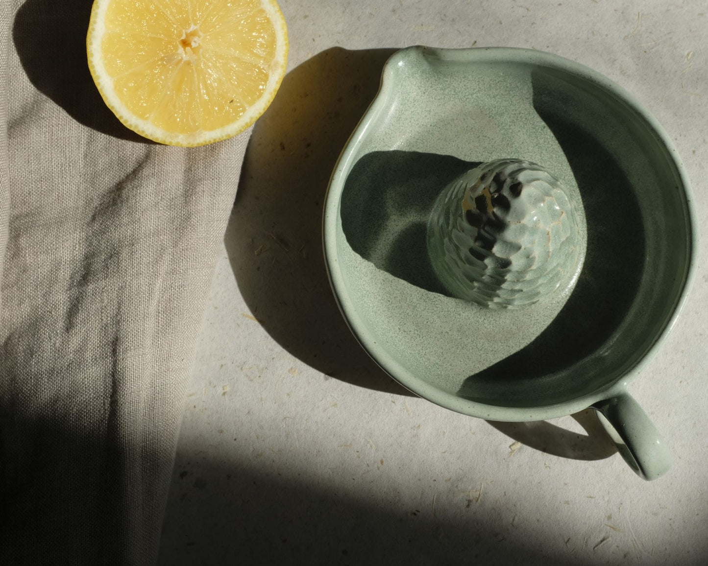 Presse agrumes JUDITH, idéal pour les citronnades ou les jus d'oranges matinaux. Bi-matière : vert d'eau et grès Belge moucheté. Entretien : Lave vaisselle. Dimensions : Dimensions : ∅. 12 x h. 4,5 cm