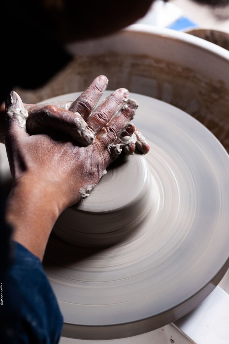 Tournage poterie Nisha Ceramic grès de Belgique et d'Allemagne. Création en tournage céramique