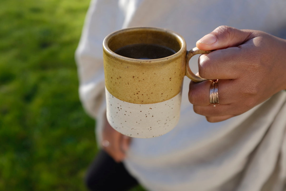 Tasse Aurore, pour le thé ou le café. Bi-matière : couleur cumin et grès belge moucheté. Entretien : lave vaisselle. Dimensions : ∅.7,3 x h.8,5 cm - 200 ml