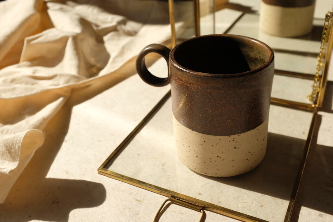 Tasse Aurore, pour le thé ou le café. Bi-matière : couleur marron et grès belge moucheté. Entretien : lave vaisselle. Dimensions : ∅.7,3 x h.8,5 cm - 200 ml