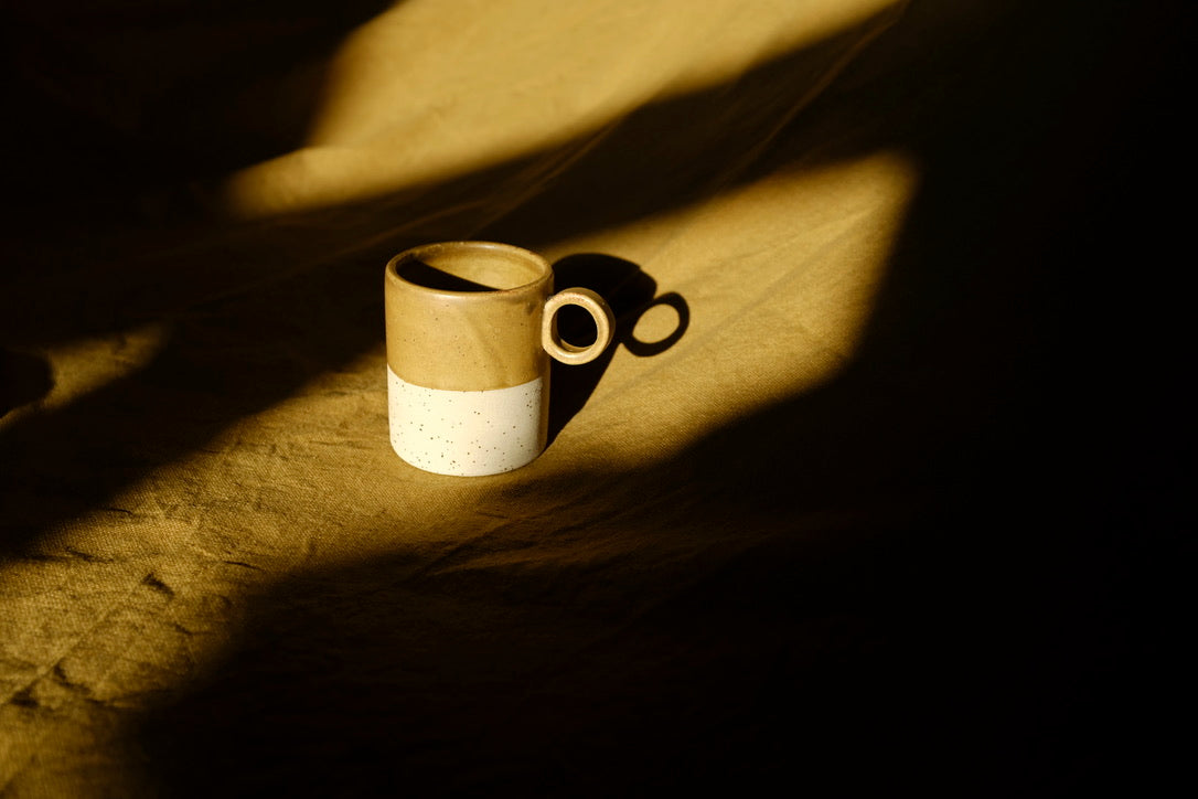 Tasse Aurore, pour le thé ou le café. Bi-matière : couleur cumin et grès belge moucheté. Entretien : lave vaisselle. Dimensions : ∅.7,3 x h.8,5 cm - 200 ml