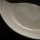 assiette ALPHA, petite assiette bi-colore : émail blanc et grès moucheté. Conçue pour l'usage quotidien ; salades, soupe, entrée, dessert ou tapas, l'assiette ALPHA se veut multiple. Dimensions : ∅. 16 x  h. 5 cm. Email blanc effet 