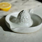 Presse agrumes JUDITH, idéal pour les citronnades ou les jus d'oranges matinaux. Bi-matière : blanc effet et grès Belge moucheté. Entretien : Lave vaisselle. Dimensions :  Dimensions : ∅. 12 x  h. 4,5 cm